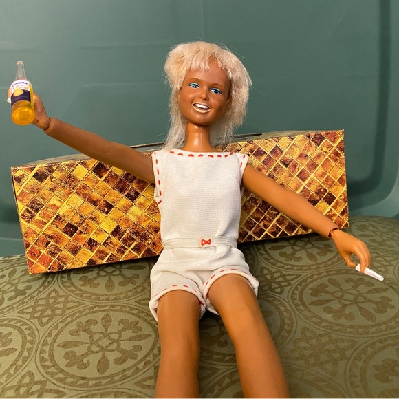 Its Dusty the Hitchhiker - Picture 1 of 2